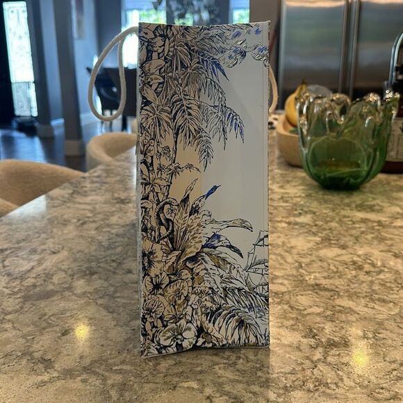 ✨ Dior Shopping Bag with Gold Star Charm - Approx. 16.5” x 12” x 4.75” - Picture 3 of 4